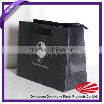 2016 Different sizes luxury black paper bag with logo print