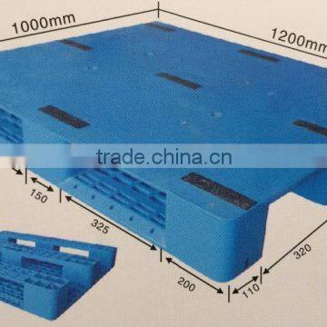 Heavy duty flat top plastic pallet