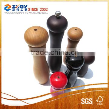 Different sizes natural wood perpper shaker