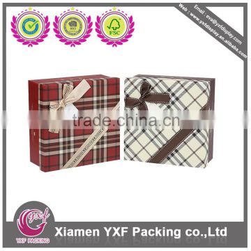 Gift packaging box with classical plaid pattern style