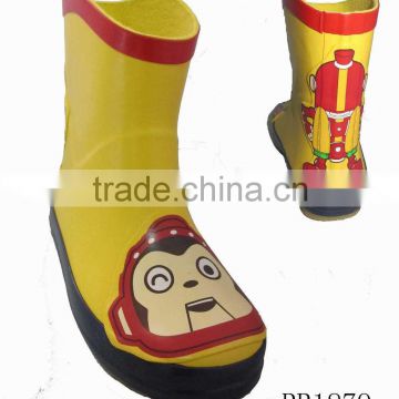2013 kids' yellow fashion rubber rain boots with cartoon pattern