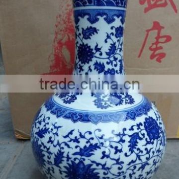 Antique porcelain blue and white painting flower vase