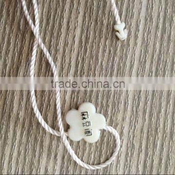 China heart shaped hanging tablet for garments and bags