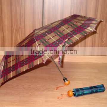 three fold auto open umbrella 190T polyester check fabric wooden handle