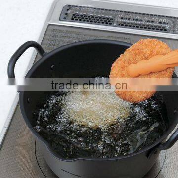 The wok iron fryer of 20cm(7.87in) with a lid that oil is plenty