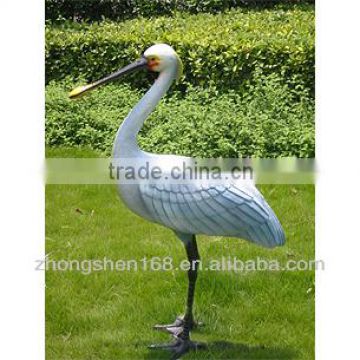 The factory house makes to order a large glass steel animal to imitate true crane to carve