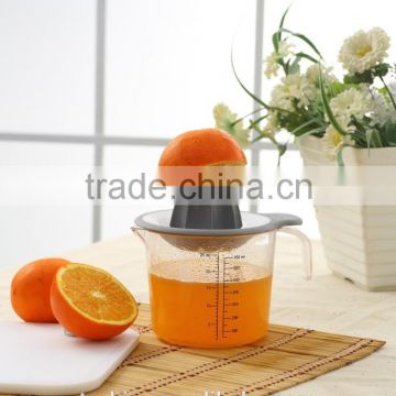 2016 New Design Hand Use Plastic Fruit Squeezer Lemon Juicer Juice Squeezer with Measuring Cup
