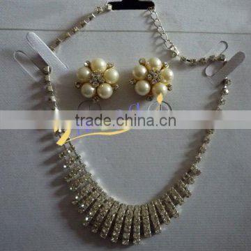 rhinestone set with pearl including earring and necklace