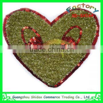 Heart-shape customed high quality embroidery patch for garment decoration