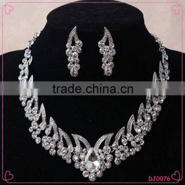 Factory wholesale Crystal silver jewelry set Bling Bling Diamond Necklace Earring Set                        
                                                                                Supplier's Choice