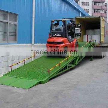 Mobile hydraulic truck loading ramp