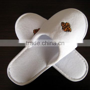 Disposable hotel custom slipper with embroidery