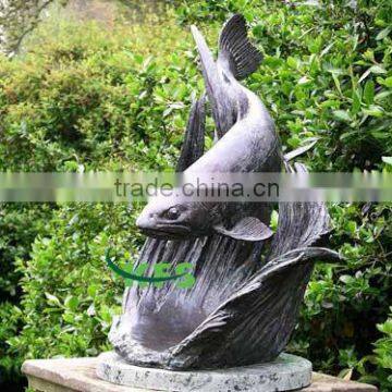 Bronze statue of swimming fish