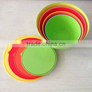 Two-tone plastic salad bowl with lid