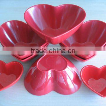 red color melamine heart bowl