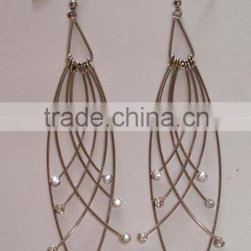 Fashion earring with bend strip and stones the end