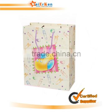 Best hot selling and fashion paper gift bag for clothes