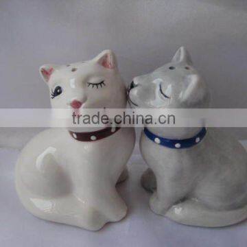 adorable kissing couple cats ceramic salt and pepper shakers