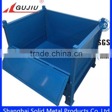 Foldable metal container for storage usage