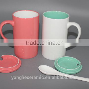 Solid colored straight mug with lid and spoon