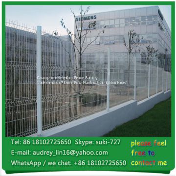 Triangle bend wire mesh fence/3D curved welded wire mesh panel fence with peach post