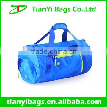 Travel rolling duffel bag with shoe compartment