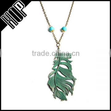 Best selling old fashion metal alloy feather pendant