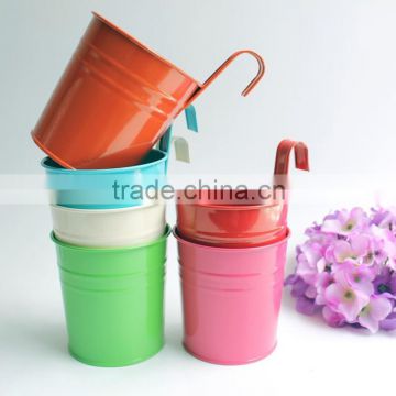 tin flower pot with a hook for hang on the fence