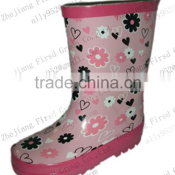 2013 kids' pink rubber rain boots with lovely pattern