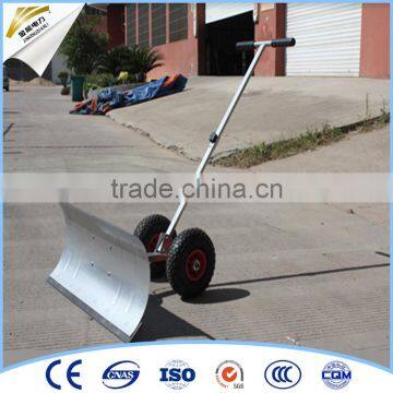 Snow shovel with wheel