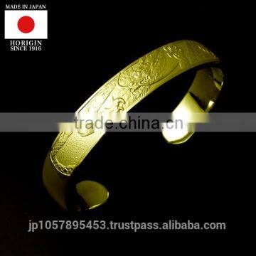 Premium and Luxury 18k gold bangle with Stylish made in Japan