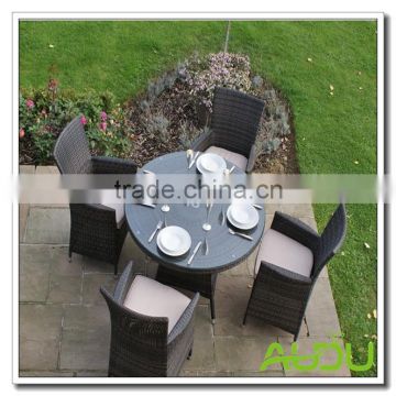 Audu Round Table and 4 Rounded Armchairs