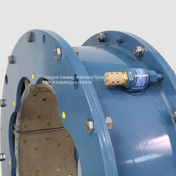 Inside expanding pneumatic tube clutch for ball crusher