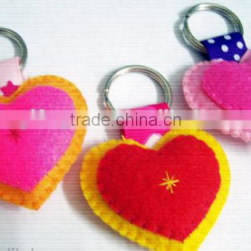 China 2017 hot sale high quality new products graphic design home decoration wholesale promotion felt heart shaped keychain