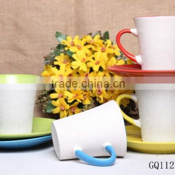 White crinkle mugs with color saucer and ceramic mug with handle