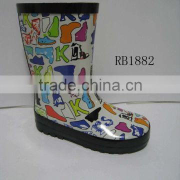 2013 kids' fashion rubber rain boots with cute shoes pattern