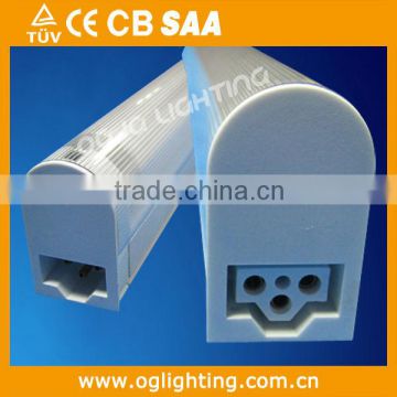T5 fluorescent lamp fixture with plastic cover