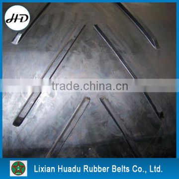 Industrial large angle patterned ribbed chevron conveyor belt