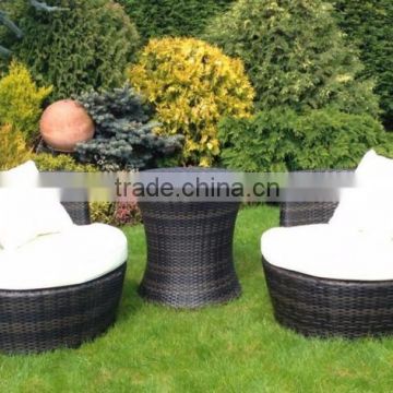 Cocoon balcony chair with round shape table