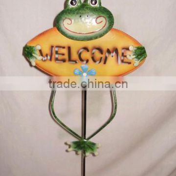 YS88302 frog with welcome sign metal art stick made in Fujian with size 12*1.75*39.75"