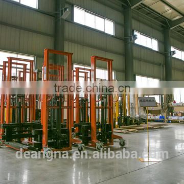 Manual hydraulic stacker for loading pallet goods