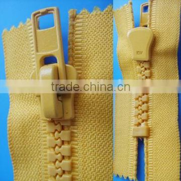 Plastic close end zipper