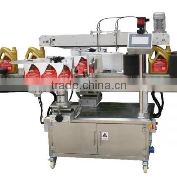 Automatic labeling machine for flat bottle