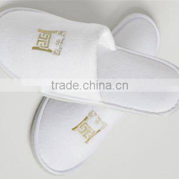 hotel cotton close toe hotel slipper with gold logo