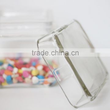 Glass storage jar with glass made of borosilicate glass shows its clear and strong feature