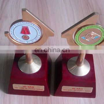 Awards Statue Available Plating Metal Statue with Wood Base