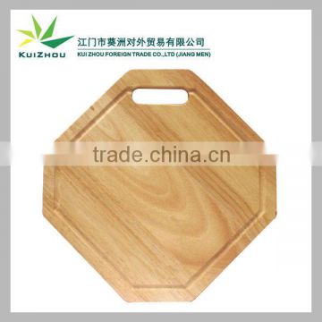 Wooden cutting board with water tank