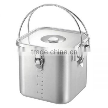 High-capacity stackable food storage container with measuring marks