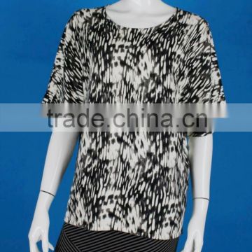 Womens' scoop neck short sleeve pullover knitted sweater with abstract print