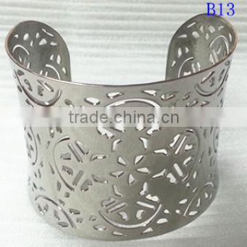 Stainless Steel Hollow Heart 14K Gold Cuff Bracelet For Girls